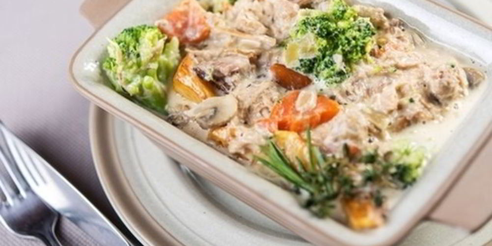 Как приготовить овощную запеканку с курицей под сливочным соусом