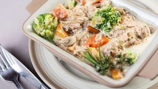 Рецепт Овощной запеканки с курицей под сливочным соусом