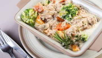 Рецепт Овощной запеканки с курицей под сливочным соусом