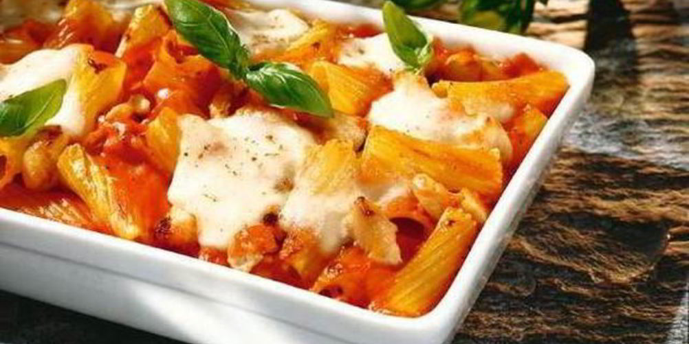 Как приготовить румяную запеканку из макарон с куриными грудками