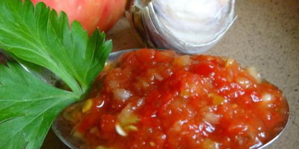 Как приготовить домашнюю аджику из кабачков с перцем