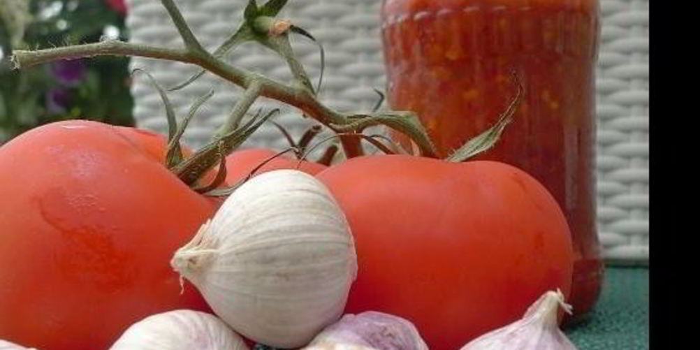 Как приготовить горькую аджику из перца и помидор на зиму