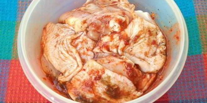 Рецепт куриных бедрышек запеченных с аджикой