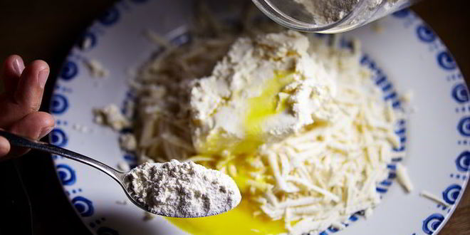 Рецепт соленых сырников с аджикой