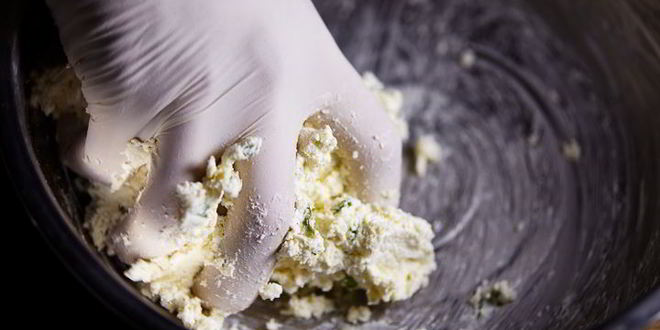 Рецепт соленых сырников с аджикой