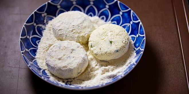 Рецепт соленых сырников с аджикой