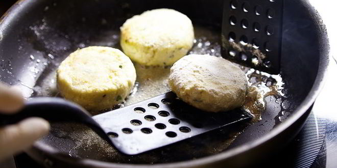 Рецепт соленых сырников с аджикой