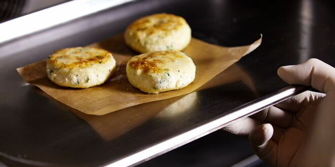 Рецепт соленых сырников с аджикой