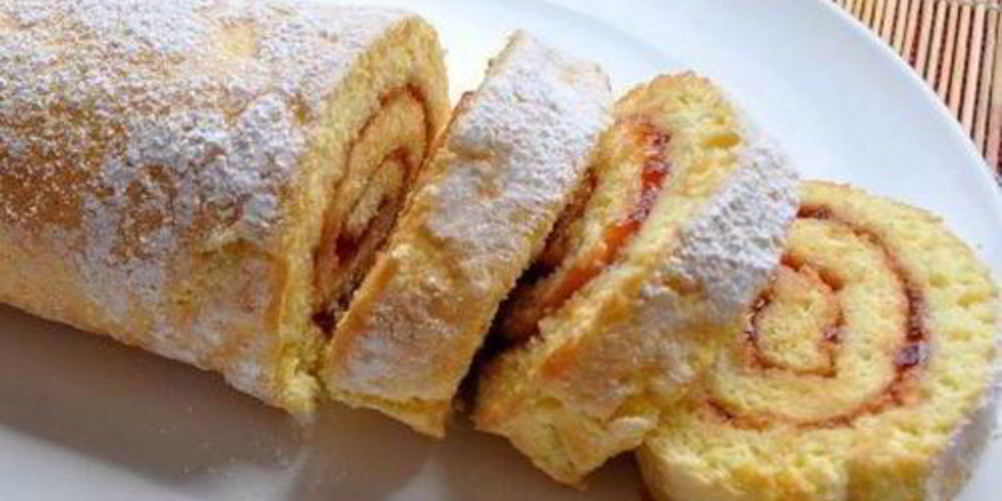 Как приготовить быстрый йогуртовый рулет с джемом