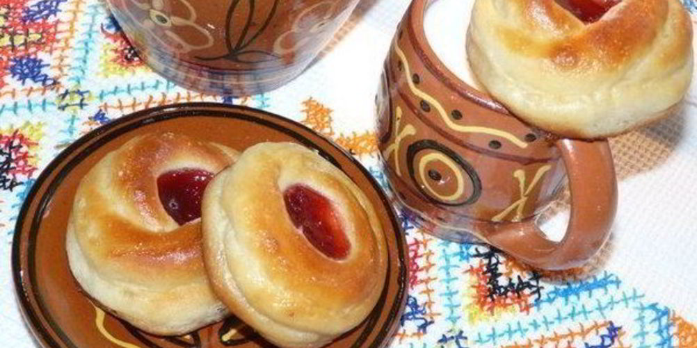 Как приготовить дрожжевые булочки с ягодным джемом