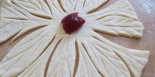 Рецепт слоеных булочек с малиновым джемом