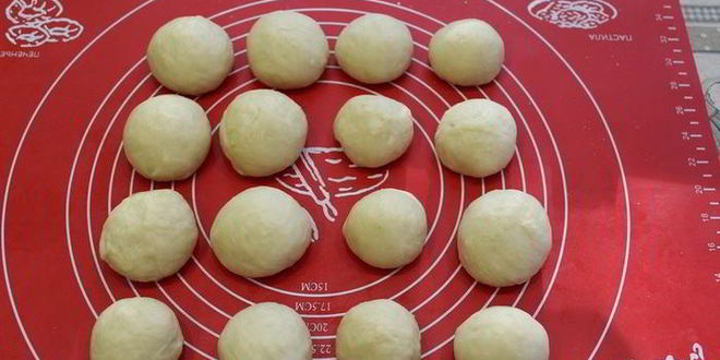 Рецепт ванильных сдобных булочек с джемом