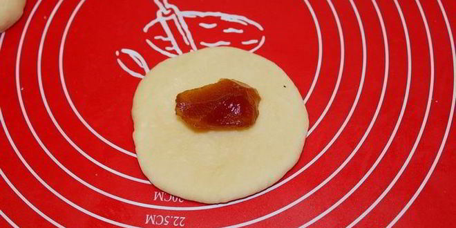 Рецепт ванильных сдобных булочек с джемом