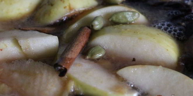 Рецепт фруктово-ягодного компот с корицей и кардамоном