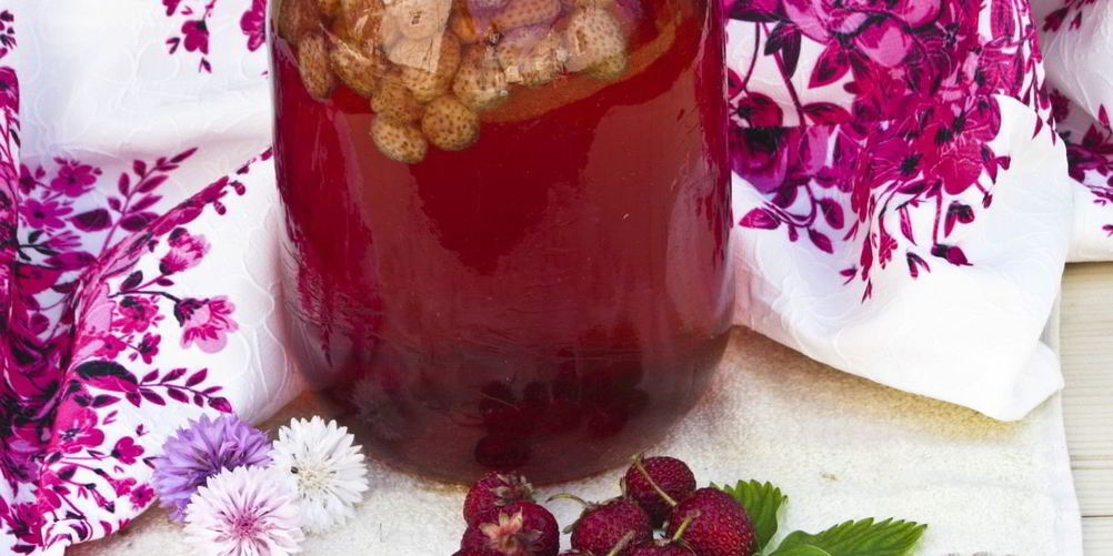 Как приготовить клубничный компот на зиму
