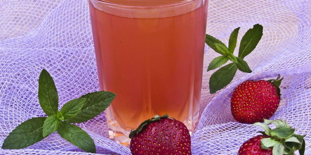 Как приготовить клубничный компот с мятой