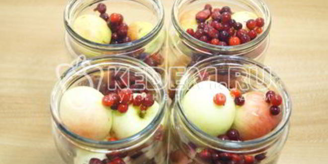 Рецепт компота из брусники с яблоками