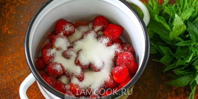 Рецепт компота из клубники с мятой на зиму
