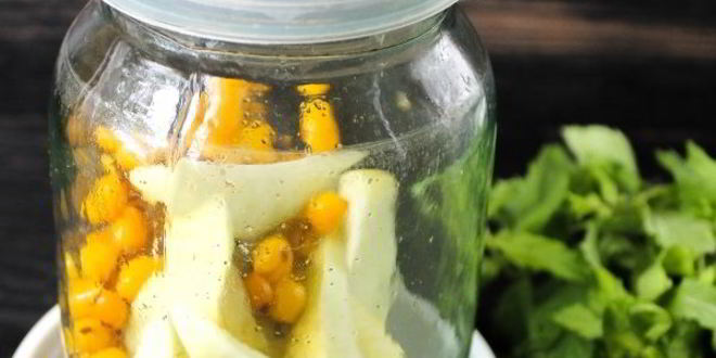 Рецепт компота из облепихи и яблок на зиму