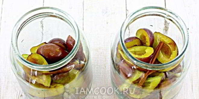 Рецепт компота из слив на зиму с корицей