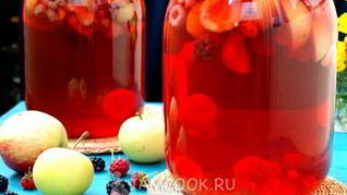 Рецепт Компота из яблок, абрикосов и ягод на зиму