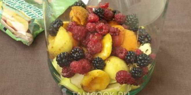 Рецепт компота из яблок, абрикосов и ягод на зиму