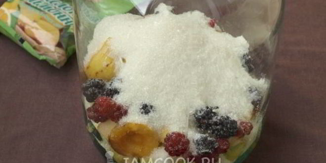 Рецепт компота из яблок, абрикосов и ягод на зиму