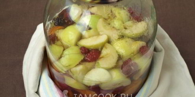 Рецепт компота из яблок, абрикосов и ягод на зиму