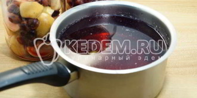 Рецепт компота из яблок и черной смородины