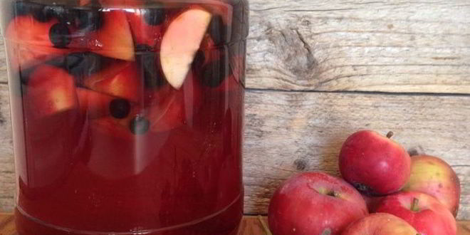 Рецепт компота из яблок и черноплодной рябины