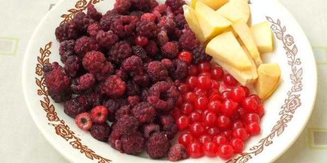 Рецепт компота с яблоками, малиной, калиной и айвой