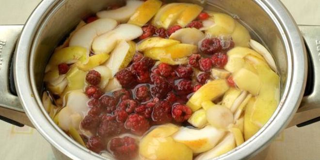 Рецепт компота с яблоками, малиной, калиной и айвой