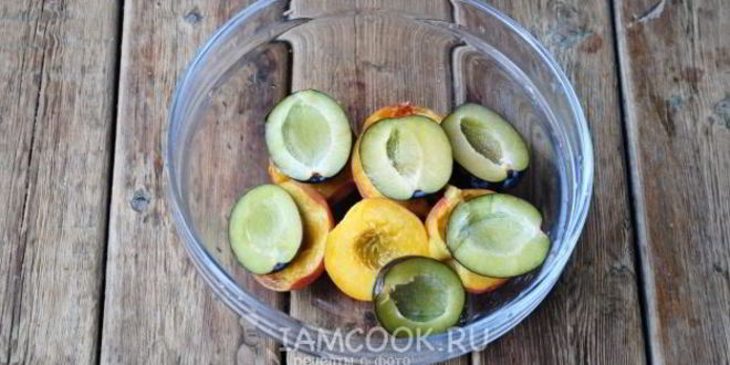 Рецепт компота с яблоками, сливами и персиками на зиму