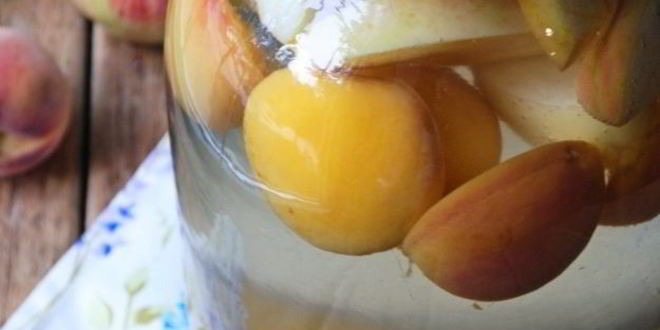 Рецепт компота с яблоками, сливами и персиками на зиму