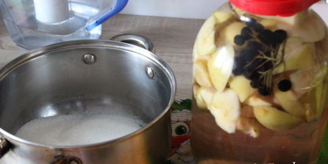 Рецепт яблочного компота с черноплодкой на зиму