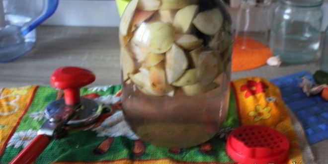 Рецепт яблочного компота с черноплодкой на зиму