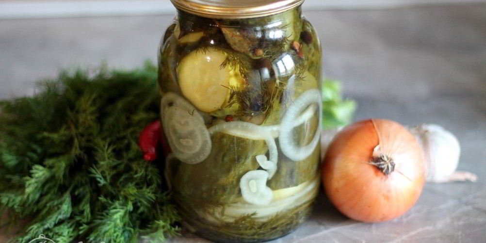 Как приготовить маринованные огурцы с луком