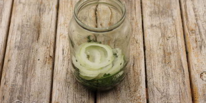 Рецепт маринованных огурцов с луком