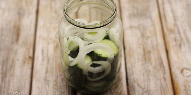 Рецепт маринованных огурцов с луком