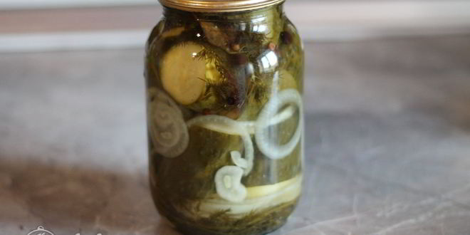 Рецепт маринованных огурцов с луком