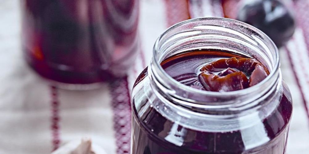 Как приготовить маринованные сливы с чесноком