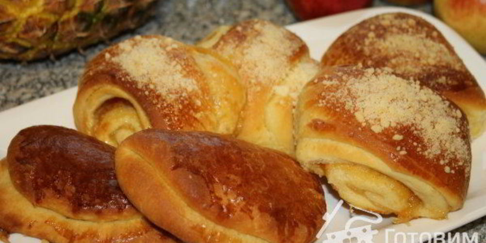 Как приготовить дрожжевые рулетики с яблочным повидлом