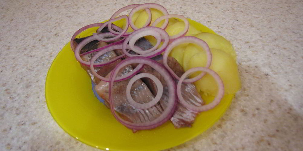 Как приготовить домашнюю малосольную сельдь