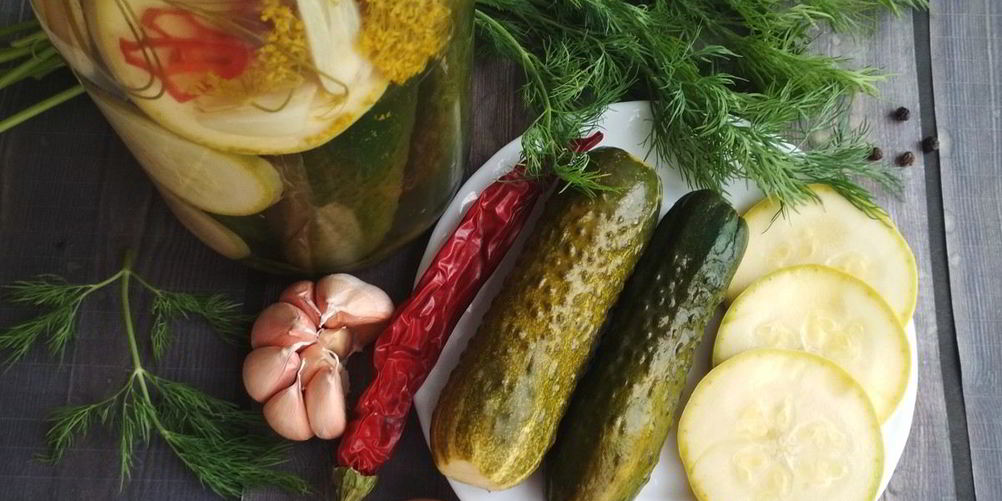 Как приготовить малосольные огурчики и кабачки