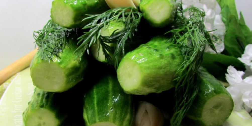 Как приготовить малосольные огурчики в минеральной воде