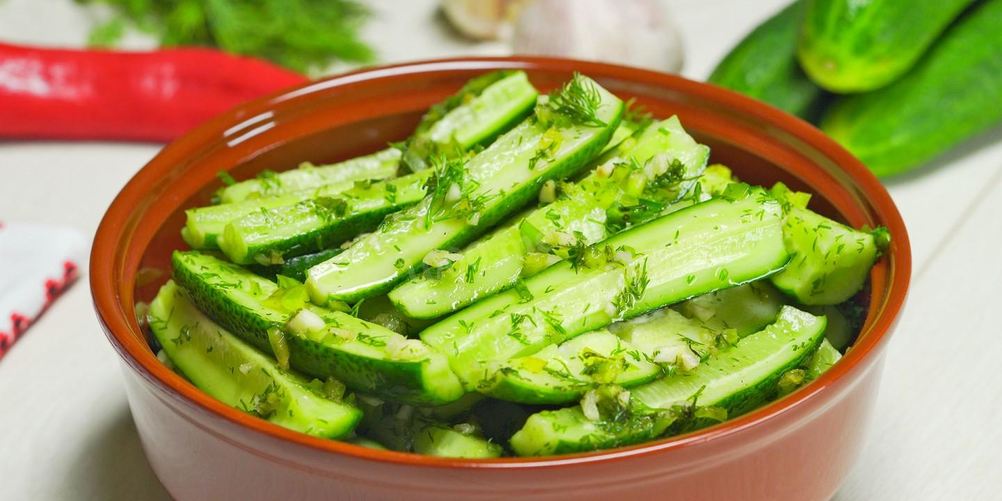 Как приготовить малосольные огурцы с чесноком и перцем