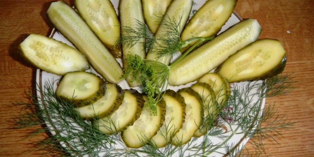 Как приготовить малосольные огурцы в банке с чесноком