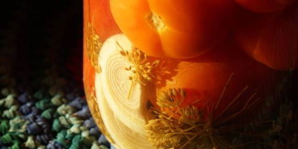 Как приготовить малосольные помидоры с хреном