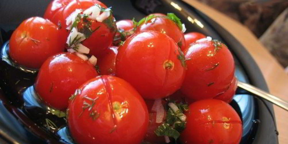 Как приготовить малосольные помидоры