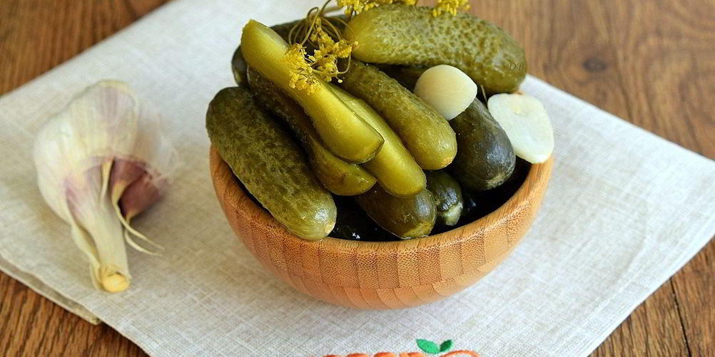 Как приготовить соленые огурцы на зиму в банках